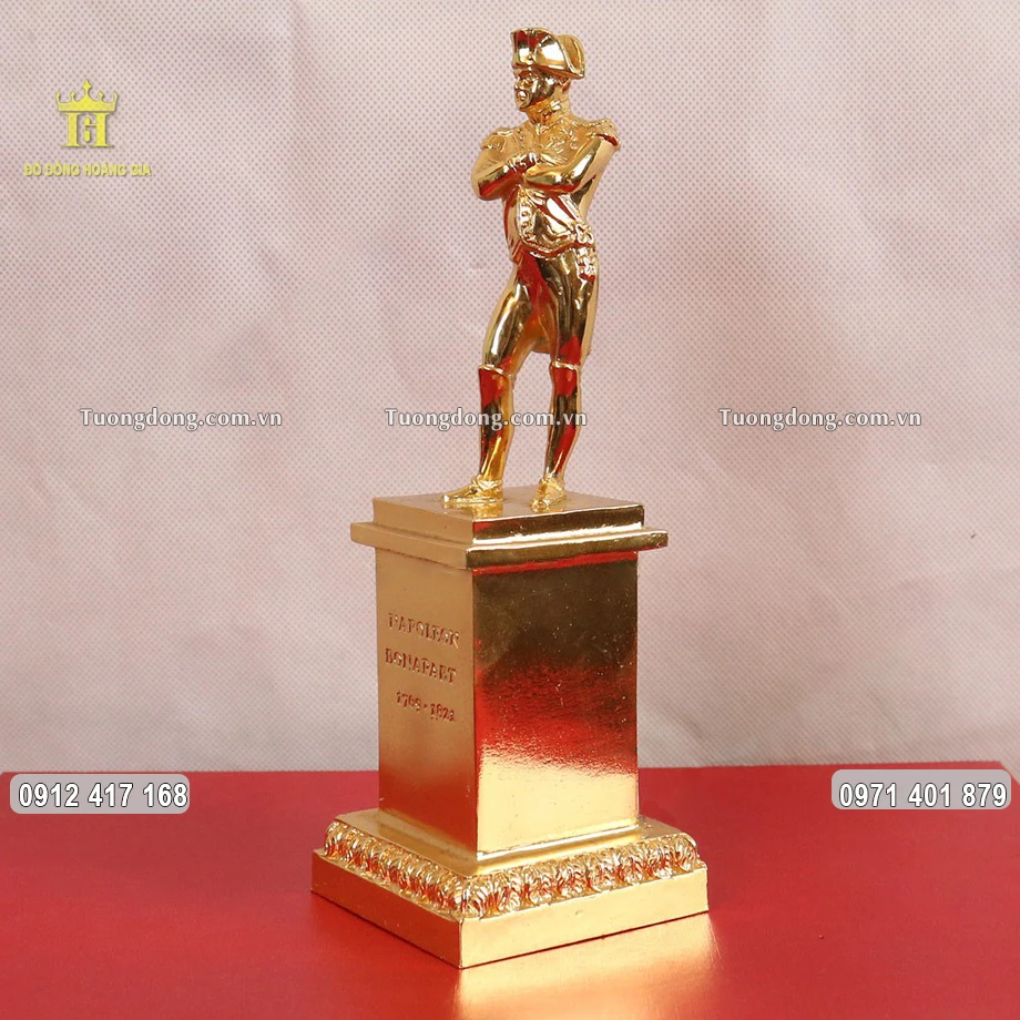 Toàn bộ bề mặt bức tượng được dát vàng 9999 sang trọng